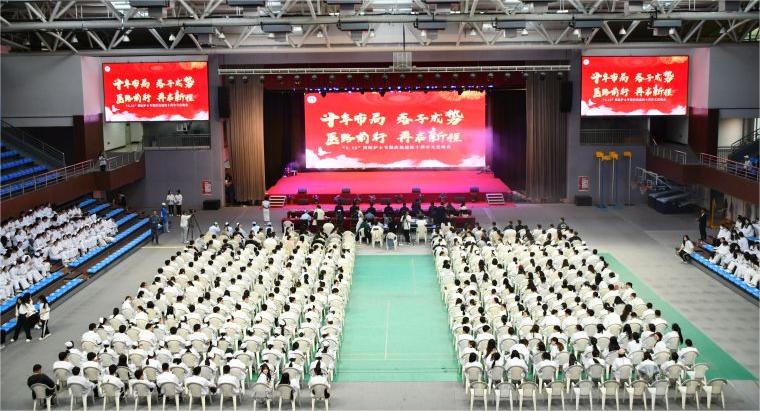 304am永利集团官网医学院举行“5.12”国际护士节授帽仪式暨庆祝建院十周年文艺晚会