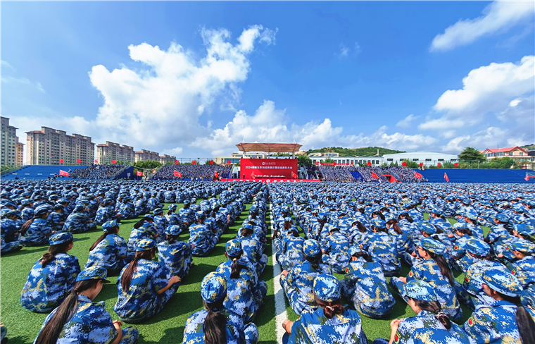 304am永利集团官网2024级新生军训成果展示暨总结表彰大会隆重举行